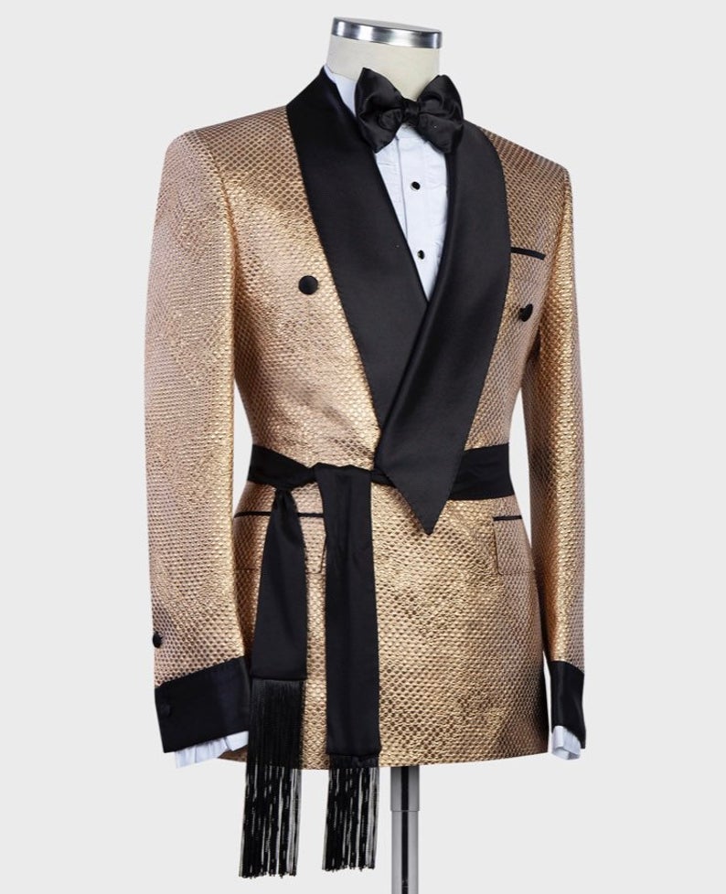 アラビア高級ゴールドメンズタキシードとベルトカスタムシングル - Arabic Formal Wear Men のレビューと価格